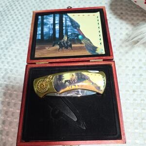 VINTAGE COLLECTIBLE NATIVE AMERICAN AND HORSE BOXED KNIFE